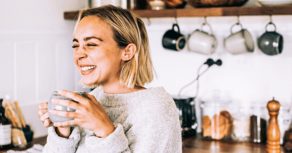 Kvinna dricker kaffe för att stödja livsstilsförändring och hälsosammare kost med färre mellanmål